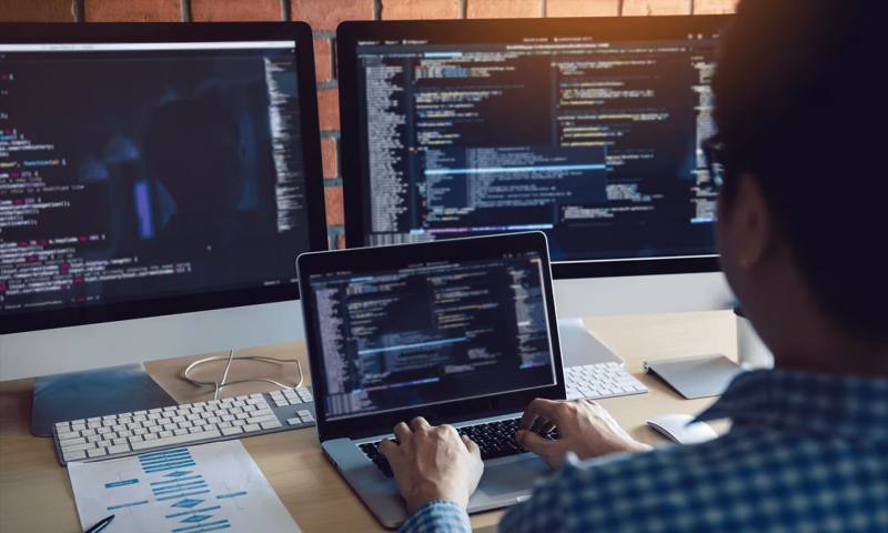 数据科学选型:R与Python如何赋能万山区网站建设?